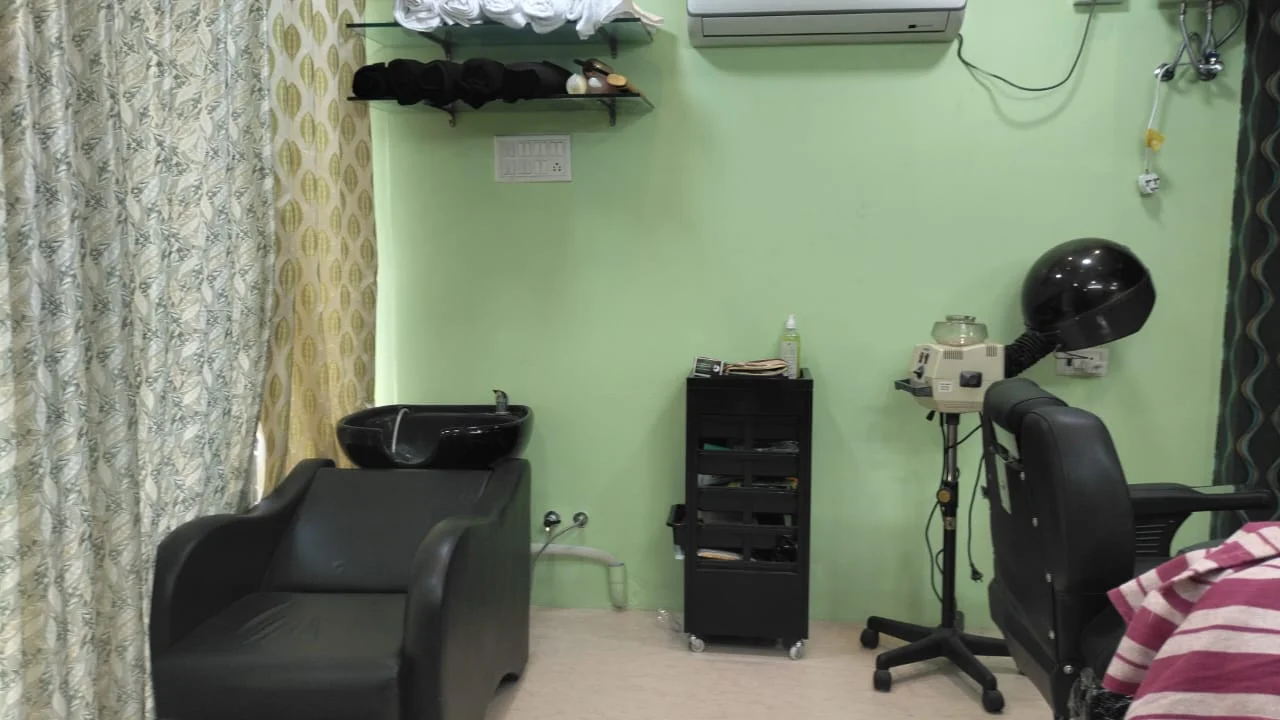 ladies beauty parlour in nanganallur